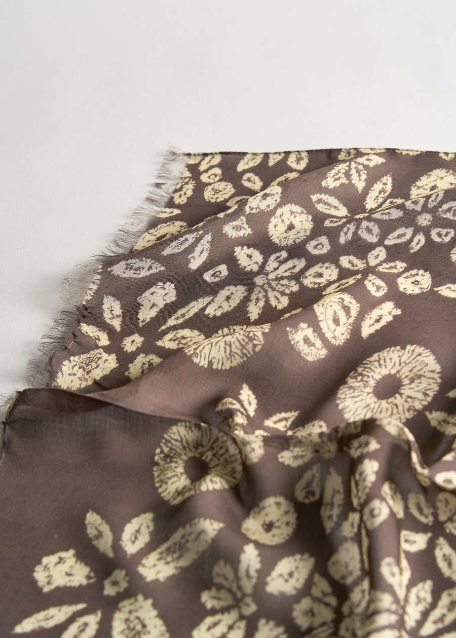 Sibyl scarf with stylized flowers MARRONEBLU Woman , image number 3